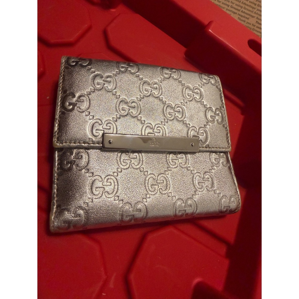 Gucci Metallic Silver Guccissima Leather Bifold Wallet GG Monogram Logo Bar